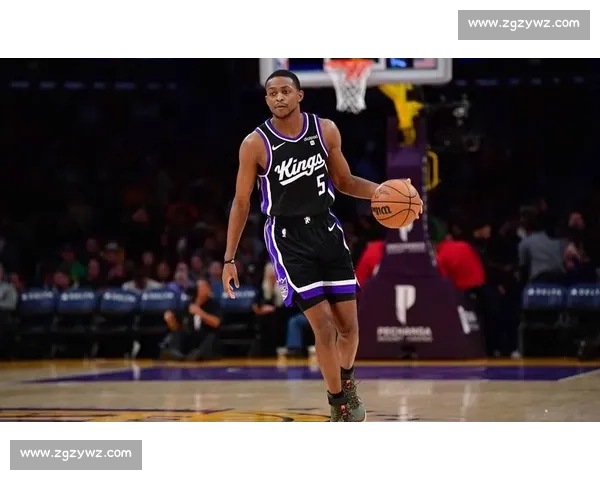 福克斯轻松写意空接暴扣，与球迷互动点燃现场激情